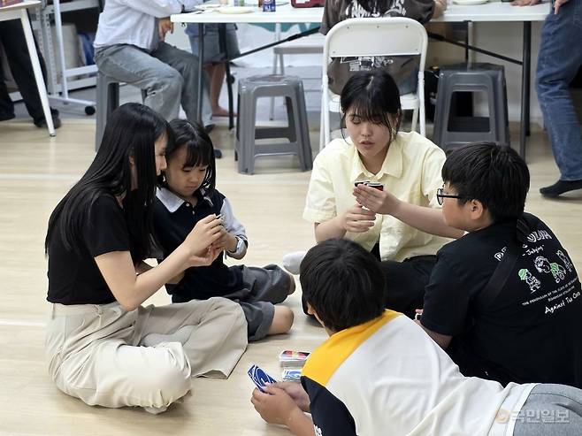 인천 동구 화평동에 있는 초등학생 돌봄시설 길튼교회 은혜라면 입구. 아래 사진은 최근 은혜라면에서 청년 봉사자들이 초등학생들과 게임을 즐기는 모습. 인천=박윤서 기자