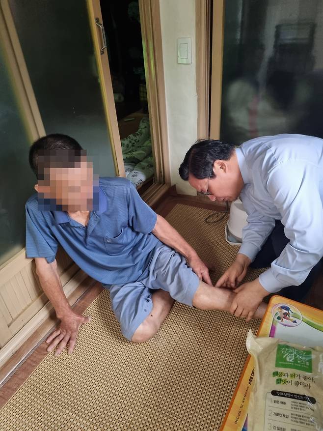 장헌일 목사가 서울 마포구 대흥동의 한 홀몸 노인을 찾아 건강 상태를 확인하고 있다. 대흥동종교협의회 제공