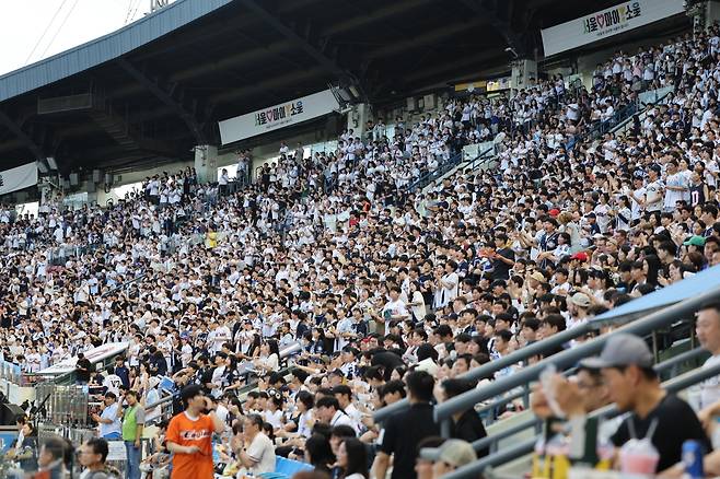 관중들이 두산 베어스와 삼성 라이온즈의 2025 프로야구 KBO리그 경기가 열린 지난 2일 서울 잠실구장에서 응원을 하고 있다. 연합뉴스