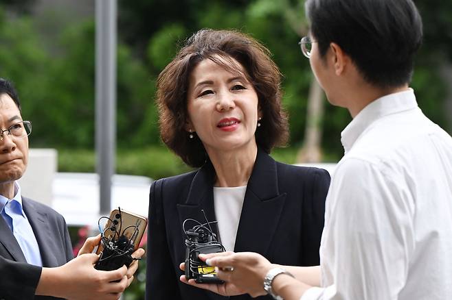 교육부 장관 후보자로 지명된 이진숙 전 충남대 총장이 지난달 30일 서울 영등포구 한국교육시설안전원에서 인사청문회 사무실로 출근하며 취재진의 질문에 답하고 있다. 윤웅 기자
