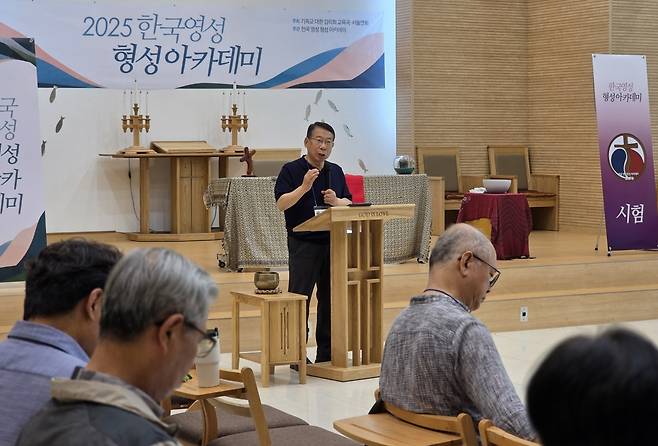 조경열 인천연희교회 원로목사가 8일 '2025 한국영성형성아카데미'에서 강의하고 있다.