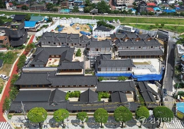 수원특례시 팔달구 남수동에 조성 중인 ‘한옥 체험마을’이 지난 2021년 공사 허가 이후 운영 방식 및 설계 등이 잇따라 변경되면서 완공이 3년여간 늦어지고 있다. 사진은 7일 공사가 중단된 한옥 체험마을 모습. 김시범기자