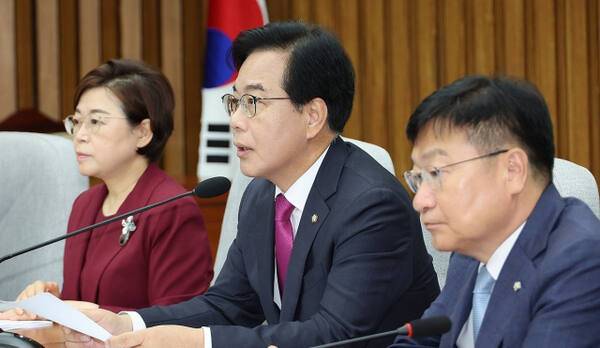 국민의힘 송언석 비대위원장 겸 원내대표가 8일 서울 여의도 국회에서 열린 원내대책회의에서 발언하고 있다. 연합뉴스