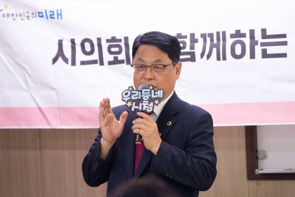 김대중 건설교통위원장(국민의힘·미추홀구2)이 최근 미추홀구 주요 민원 현장을 찾아 신기시장 상인회, 주민 등과 소통하고 있다. 인천시의회 제공