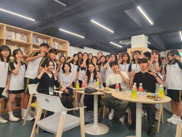 양곡중학교 학생들이 양곡중을 졸업한 선배 대학생들과의 진로학습 코칭에서 화이팅을 외치고 있다. 김포교육지원청 제공