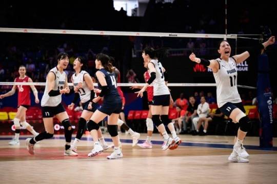 캐나다전 승리 후 기뻐하는 여자배구 대표팀 선수들 / FIVB 홈피 캡처