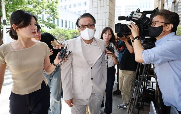 ▲2018년 지방선거 공천헌금 의혹 혐의를 받는 건진법사 전성배 씨가 지난달 23일 서울 양천구 서울남부지방법원에서 열린 정치자금법 위반 혐의 사건 1심 속행 재판에 출석하기 위해 법정으로 향하고 있다. ⓒ연합뉴스