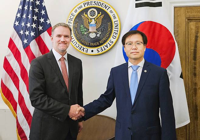 여한구 산업통상자원부 통상교섭본부장이 5일(현지시간) 워싱턴 D.C 미국무역대표부(USTR)에서 제이미슨 그리어 미국 무역대표부 대표와 면담했다. 상호관세 유예 시한(7월 8일)이 임박한 가운데 상호 윈윈할 수 있는 한미 간 제조 협력 방안에 대한 우리 의지를 재차 강조하는 한편, 미측이 제기한 주요 관심사항에 대해 이해를 제고하고 의견을 교환했다. [산업통상자원부 제공]