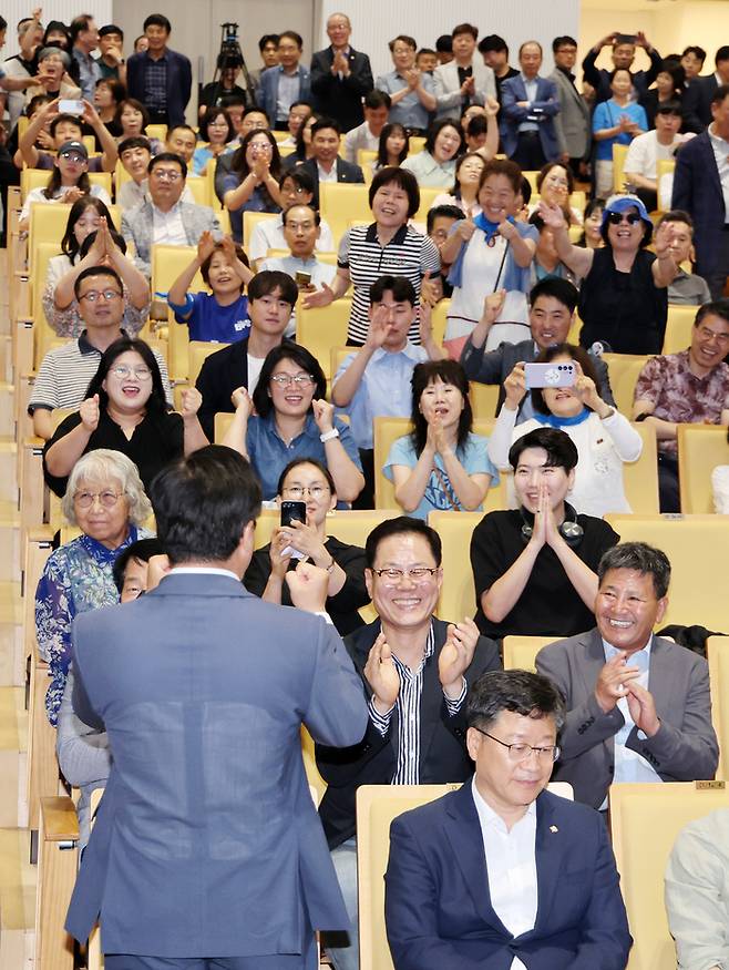 더불어민주당 당대표 선거에 출마한 박찬대 의원이 지난 5일 전북 전주시 전주대학교 JJ아트홀에서 열린 당찬대 원팀 토크콘서트에서 지지자들의 환호에 화답하고 있다. [사진 출처 = 뉴스1]