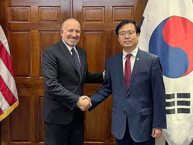 여한구 산업통상자원부 통상교섭본부장은 7일(현지시간) 오후 6시 미국 워싱턴 D.C 상무부에서 하워드 러트닉(Howard Lutnick) 미국 상무부 장관과 면담을 갖고, 한미 간 제조업 협력 방안에 대한 우리 의지를 재차 강조했다. 여 본부장은 자동차·철강 등 품목관세에 대한 우호적 대우를 요청했다. [사진출처 = 연합뉴스]