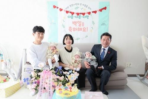세쌍둥이 100일 축하. [사진출처 = 연합뉴스, 광양시]