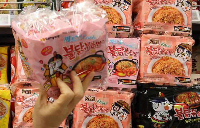 서울 한 대형마트 삼양식품 라면 판매대 모습. [사진 = 연합뉴스]
