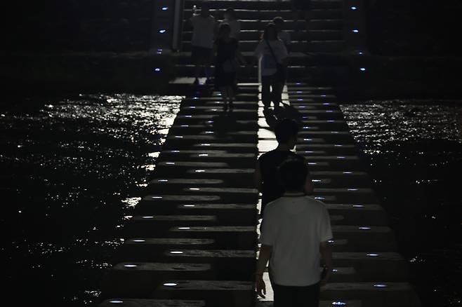 열대야가 이어진 7일 대구 신천에서 시민들이 산책하며 더위를 나고 있다. 연합뉴스