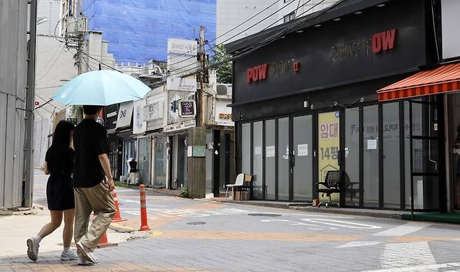 지난해 폐업을 신고한 사업자가 처음으로 100만 명을 넘어서며 역대 최고치를 기록한 가운데 서울 마포구의 한 상권에 폐업상점들이 즐비한 가운데 점포 임대를 구하는 표지가 붙어 있다. [김호영 기자]