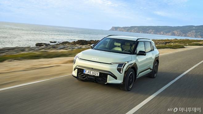 (서울=뉴스1) 이연주 기자 = 현대자동차그룹은 9일 탑기어가 주관하는 '2025 탑기어 전기차 어워즈'에서 현대자동차 아이오닉 9이 '최고의 7인승 전기차'에 기아 EV3가 '최고의 크로스오버 전기차'에 선정됐다고 밝혔다.   사진은 기아  EV3 모습. (현대차 제공. 재판매 및 DB 금지) 2025.5.9/뉴스1  Copyright (C) 뉴스1. All rights reserved. 무단 전재 및 재배포,  AI학습 이용 금지. /사진=(서울=뉴스1) 이연주 기자