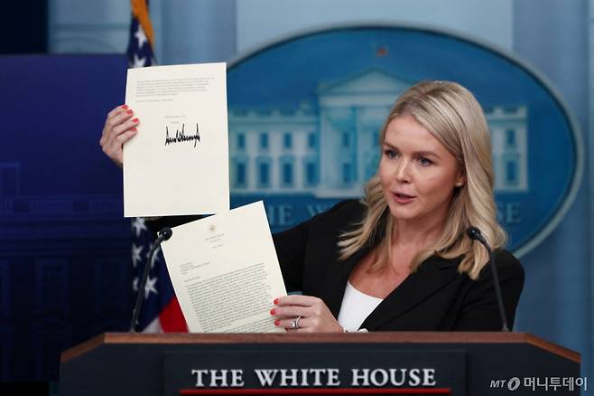 캐롤라인 레빗 미국 백악관 대변인이 7일(현지시간) 워싱턴DC 백악관에서 열린 정례 브리핑에서 도널드 트럼프 미국 대통령이 이재명 대통령에게 보낸 상호관세 관련 서한을 들어 보이고 있다. /워싱턴DC 로이터=뉴스1