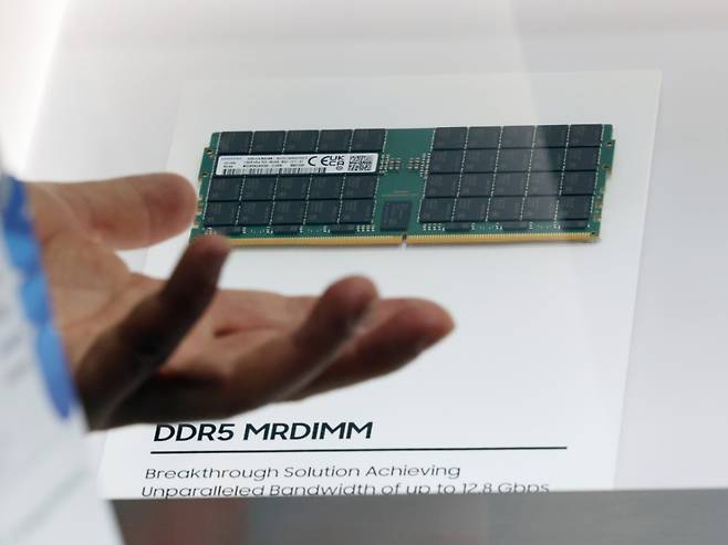 (고양=뉴스1) 황기선 기자 = 2일 경기도 고양시 일산서구 킨텍스에서 열린 '나노코리아 2025'에서 관람객들이 삼성 부스를 살펴보고 있다.  올해로 23회를 맞는 나노코리아는 미국 테크커넥트월드, 일본 나노테크제팬과 함께 세계 3대 나노기술 행사 중 하나다. 2025.7.2/뉴스1  Copyright (C) 뉴스1. All rights reserved. 무단 전재 및 재배포,  AI학습 이용 금지. /사진=(고양=뉴스1) 황기선 기자