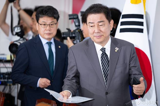 (서울=뉴스1) 유승관 기자 = 김병기 더불어민주당 당대표 직무대행 겸 원내대표가 8일 서울 여의도 국회에서 열린 원내대책회의에 참석하고 있다. 왼쪽은 진성준 정책위의장. 2025.7.8/뉴스1  Copyright (C) 뉴스1. All rights reserved. 무단 전재 및 재배포,  AI학습 이용 금지. /사진=(서울=뉴스1) 유승관 기자