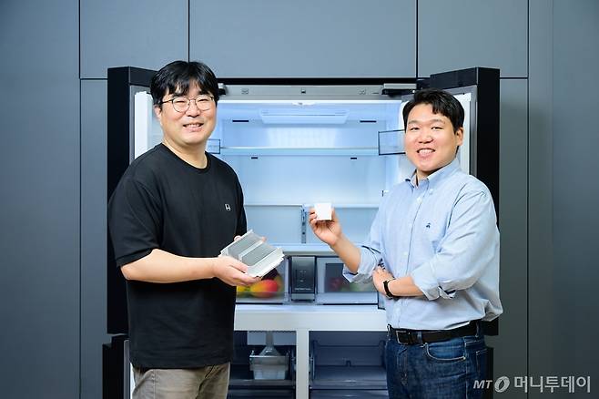 정하진 삼성전자 DA사업부 냉장고 플랫폼 랩 프로(왼쪽)와 정성진 삼성리서치 라이프솔루션팀의 프로(오른쪽)가 비스포크 AI 하이브리드 냉장고 앞에서 포즈를 취하고 있다./사진=삼성전자