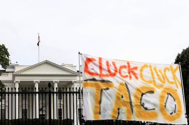 17일(현지시간) 미국 워싱턴 DC 백악관 앞에 '꼬끼오 꼬끼오 타코'(CLUCK CLUCK TACO) 라고 적힌 현수막이 보인다. 2025.6.17 /로이터=뉴스1