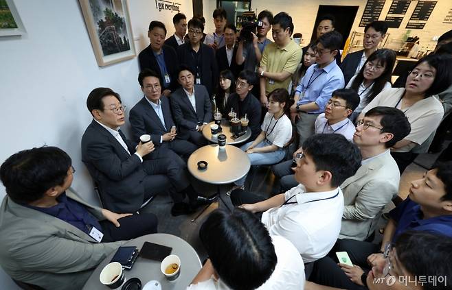 [서울=뉴시스] 고범준 기자 = 이재명 대통령, 김민석 국무총리, 강훈식 비서실장이 8일 서울 용산구 대통령실 청사 내 카페에서 출입기자들과 차담회를 하고 있다. 2025.07.08. bjko@newsis.com /사진=고범준