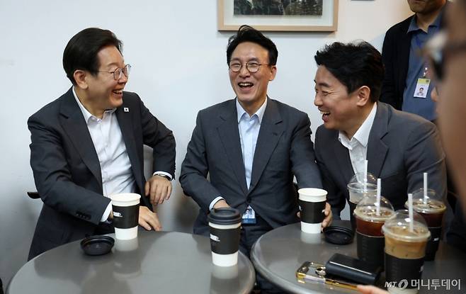 [서울=뉴시스] 고범준 기자 = 이재명 대통령, 김민석 국무총리, 강훈식 비서실장이 8일 서울 용산구 대통령실 청사 내 카페에서 출입기자들과 티타임을 하며 밝게 웃고 있다. 2025.07.08. bjko@newsis.com /사진=고범준
