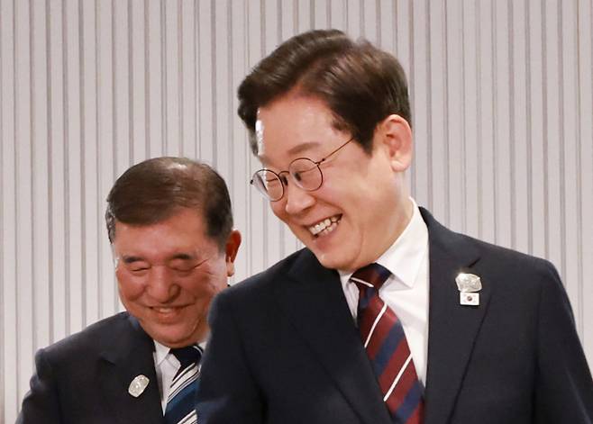 [카나나스키스(캐나다)=뉴시스] 최진석 기자 = 이재명 대통령이 17일(현지 시간) 캐나다 앨버타주 캐내내스키스 주요 7개국(G7) 정상회의장에서 열린 한일 정상회담에서 이시바 시게루 일본 총리와 자리를 바꾸며 밝게 웃고 있다. 2025.06.18.