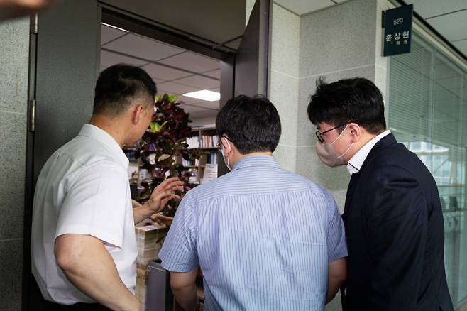 (서울=뉴스1) 유승관 기자 = 윤석열 전 대통령 배우자 김건희 여사와 관련한 의혹을 수사하는 민중기 특별검사팀이 8일 '공천개입 의혹'과 관련 윤상현 국민의힘 의원에 대한 압수수색을 진행중인 가운데 서울 여의도 국회 의원회관 윤 의원 사무실로 특검 관계자들이 들어서고 있다. 2025.7.8/뉴스1  Copyright (C) 뉴스1. All rights reserved. 무단 전재 및 재배포,  AI학습 이용 금지. /사진=(서울=뉴스1) 유승관 기자