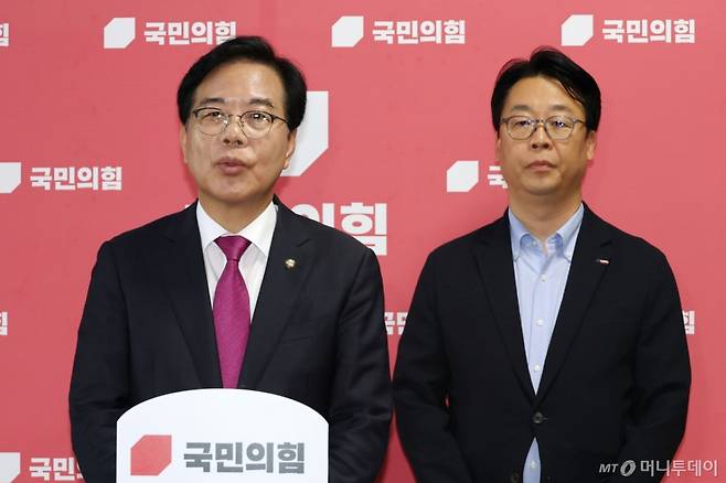 송언석 국민의힘 비상대책위원장 겸 원내대표가 8일 오후 서울 여의도 국회에서 민중기 특검팀의 윤상현 의원에 대한 압수수색과 관련해 "이미 경찰에서 수사가 다 끝났음에도 수색을 강행하는 것은 전형적인 정치보복"이라고 입장을 밝히고 있다. 2025.7.8/사진=뉴스1 /사진=(서울=뉴스1) 이광호 기자