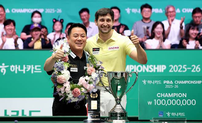 조재호가 2025-26시즌 첫 준우승의 아쉬움을 삼키며 앞으로의 목표를 밝혔다. 사진은 지난 7일  경기 고양 킨텍스 PBA스타디움에서 열린 프로당구 2025-26시즌 2차투어 하나카드 PBA-LPBA 챔피언십 PBA 결승전에서 우승을 차지한 다비드 마르티네스(오른쪽)와 조재호의 모습. /사진=프로당구협회(PBA) 제공