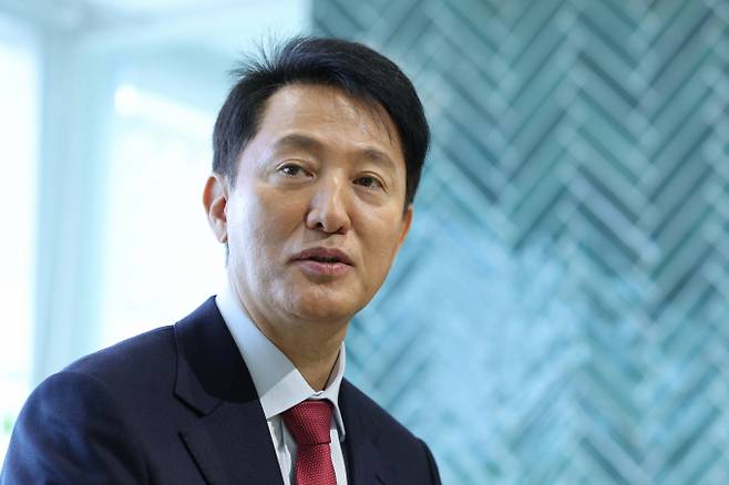 오세훈 서울시장이 유럽 출장중 동행 기자단과 간담회를 갖고 국민의힘 쇄신 필요성과 개혁신당과의 합당이 한가지 방법이 될 수 있다며 주장했다. 사진은 오세훈 서울시장이 지난4월9일 서울 도봉구 청년취업사관학교 도봉캠퍼스에서 열린 간담회에서 교육생들과 대화하는 모습. /사진=뉴스1