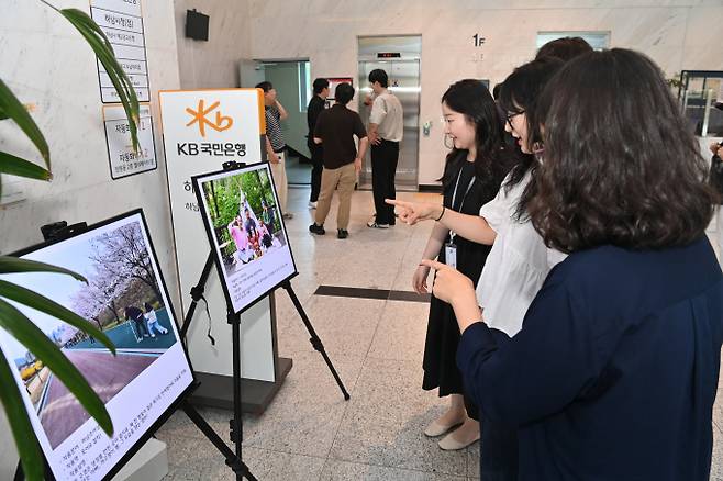 하남시가 제14회 세계 인구의 날(7월 11일)을 기념해 오는 11일까지 시청 별관 1층 로비에서 '인구정책 사진 공모전' 수상작 전시회를 개최한다. 사진은 전시 모습. /사진제공=하남시