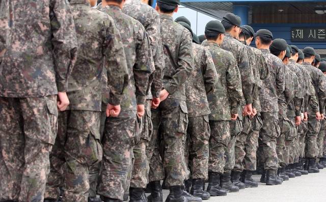 군 복무 중인 장병들. 올해 처음으로 예비역 병장 215명이 하사 계급장을 달았다. 연합뉴스