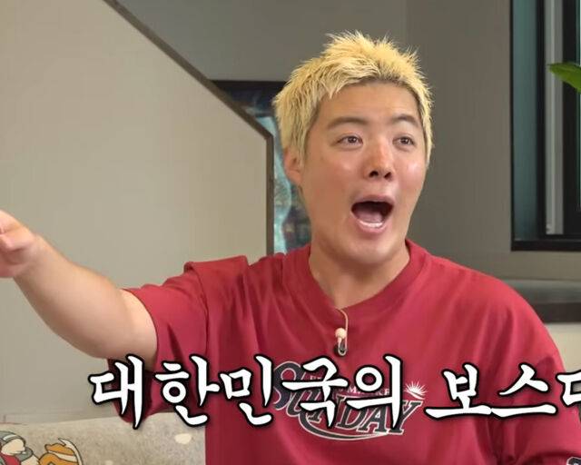 복도에서 싸우고 있는 여 아이돌 두 명에게 신지가 소리를 질렀다. / 유튜브 '동네친구 강나미' 캡처