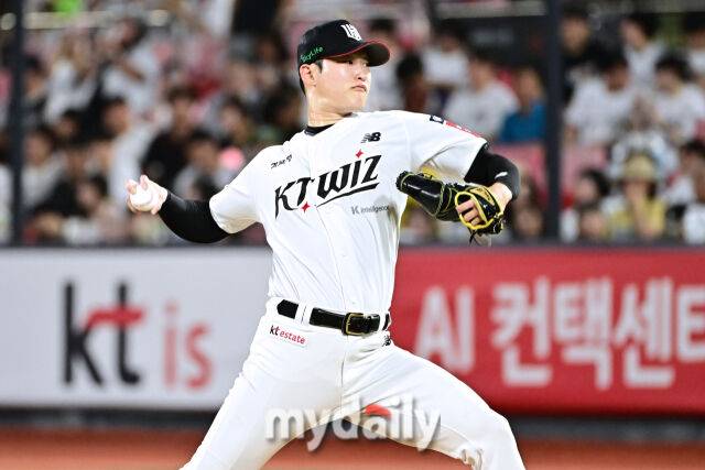 3일 경기도 수원 KT위즈파크에서 열린 '2025 신한 SOL BANK KBO리그' 키움 히어로즈와 KT 위즈 경기. KT 배제성이 7회초 선발 고영표와 교체되 마운드에 올라 힘차게 투구하고 있다./마이데일리