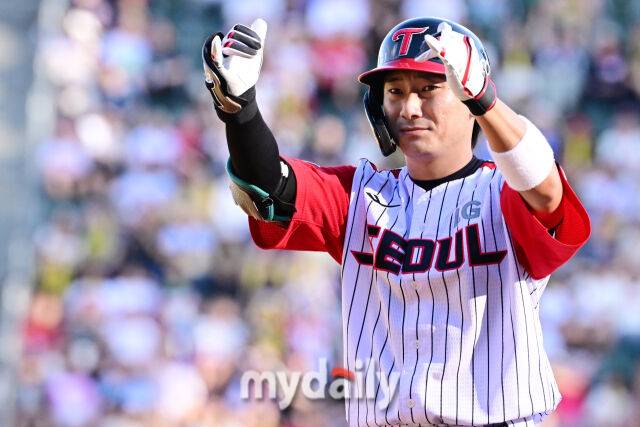 29일 오후 서울 잠실야구장에서 진행된 '2025 프로야구 KBO리그' KIA-LG의 경기.LG 신민재가 3회말 1사 2루에서 적시타를 때린 뒤 세리머니를 펼치고 있다.