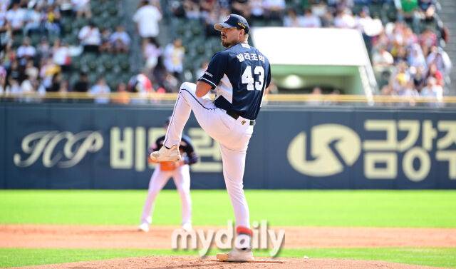 2024년 9월 22일 서울 잠실구장에서 '2024 신한 SOL Bank KBO리그, 두산 베어스와 LG 트윈스의 경기가 열렸다. 두산 선발투수 발라조빅이 역투하고 있다./마이데일리