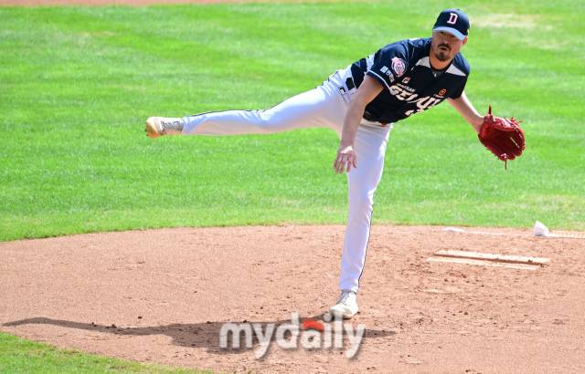 2024년 9월 22일 서울 잠실구장에서 '2024 신한 SOL Bank KBO리그, 두산 베어스와 LG 트윈스의 경기가 열렸다. 두산 선발투수 발라조빅이 역투하고 있다./마이데일리