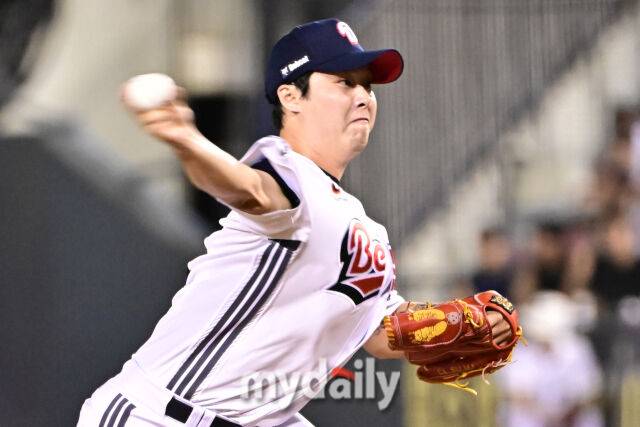 2일 서울 잠실야구장에서 열린 '2025 신한 SOL BANK KBO리그' 삼성 라이온즈와 두산 베어스 경기. 두산 박치국이 8회초 1사 만루에 교체되 마운드에올라 힘차게 투구하고 있다./마이데일리