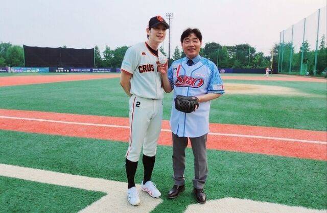 김운남 고양시 의회 의장이 경기 전 배우 정성일과 함께 포즈를 취했다. /한스타미디어