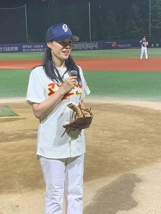 중견배우이자 공놀이야 선수인 김비비가 브로맨스와 공놀이야 경기에 앞서 시구를 했다. /한스타미디어