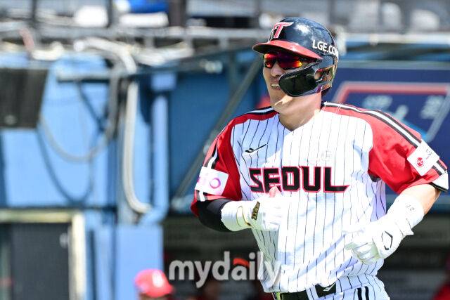 4일 오후 서울 잠실구장에 진행된 '2025 신한 SOL뱅크 KBO 리그' SSG-LG의 경기.LG 박동원이 1회말 SSG 선발 박종훈을 상대로 백투백 홈런을 때린 뒤 미소를 짓고 있다./마이데일리