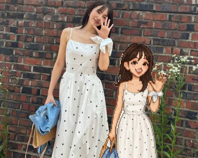 윤은혜가 사랑스러운 표정으로 손인사를 하고 있다. / 윤은혜 소셜미디어 캡처