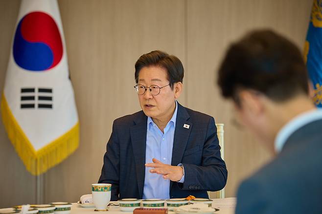 이재명 대통령이 7일 서울 용산 대통령실 청사에서 김민석 국무총리와 주례 보고 회동을 하고 있다. [연합]