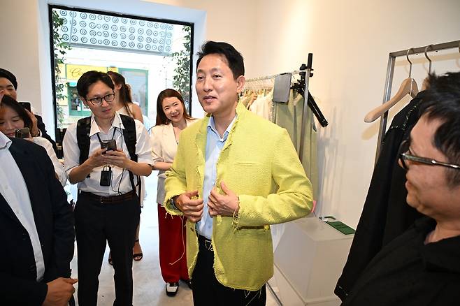 오세훈 서울시장이 4일(현지시간 ) 밀라노 대표 편집숍 ‘10 꼬르소 꼬모(10 Corso Como)’에서 열린 ‘K-Vibe from Seoul’ 팝업 전시장을 찾았다. [서울시 제공]