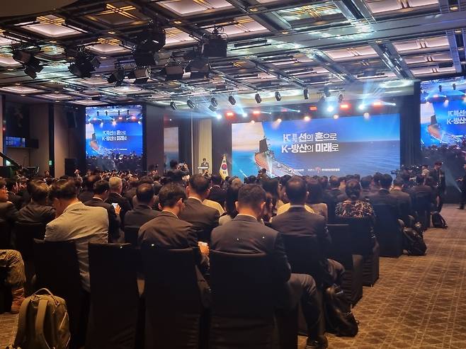 대한민국이 4대 방산 강국을 목표로 하고 있는 가운데 8일 제1회 방위산업의 날 기념식이 열렸다. 방위사업청이 주최하고 한국방위산업진흥회 주관한 기념식은 이날 오전 서울 그랜드하얏트호텔에서 ‘거북선의 혼으로 K-방산의 미래로’를 내걸고 진행됐다. [신대원 기자]