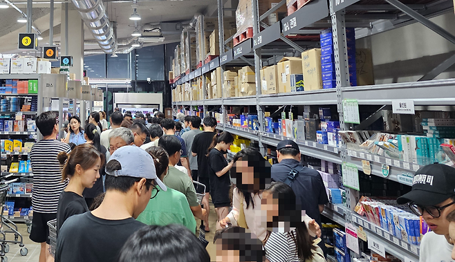 지난 6일 오후 경기 성남에 ‘창고형 약국’ 메가팩토리(MEGA PHACTORY)에서 계산을 하기 위해 줄지어있는 모습  최은지 기자