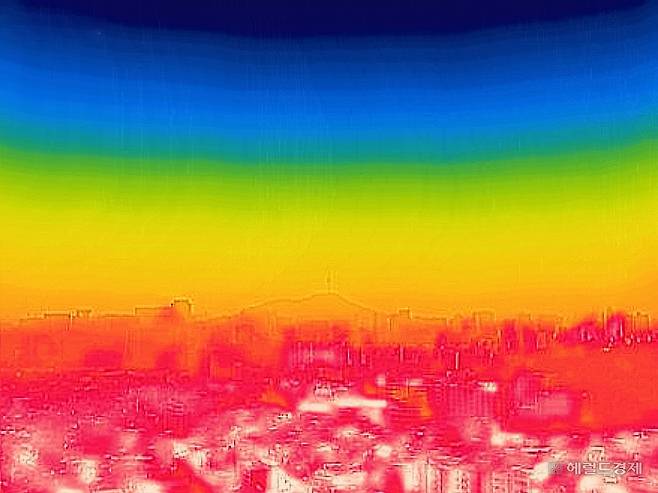 서울 지역에 폭염경보가 발효 중인 8일 오전 서울 종로구 북악산에서 열화상 카메라로 바라본 도심 일대가 열기로 인해 빨간색을 나타내고 있다. 임세준 기자