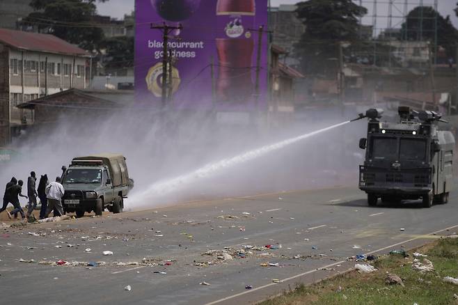 케냐 경찰당국이 7일(현지시간) ‘사바 사바’를 맞이해 전국에서 격화되고 있는 시위를 폭력적으로 진압하고 있다. [AP]