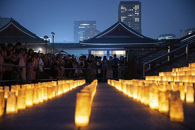 일본 도쿄에서 한 사찰을 방문한 관광객들이 7일 아름다운 야경을 즐기고 있다. [AP]